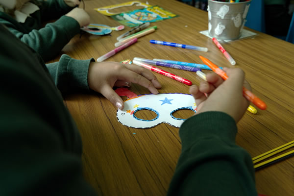 Pupil colouring in a mask with felt tips